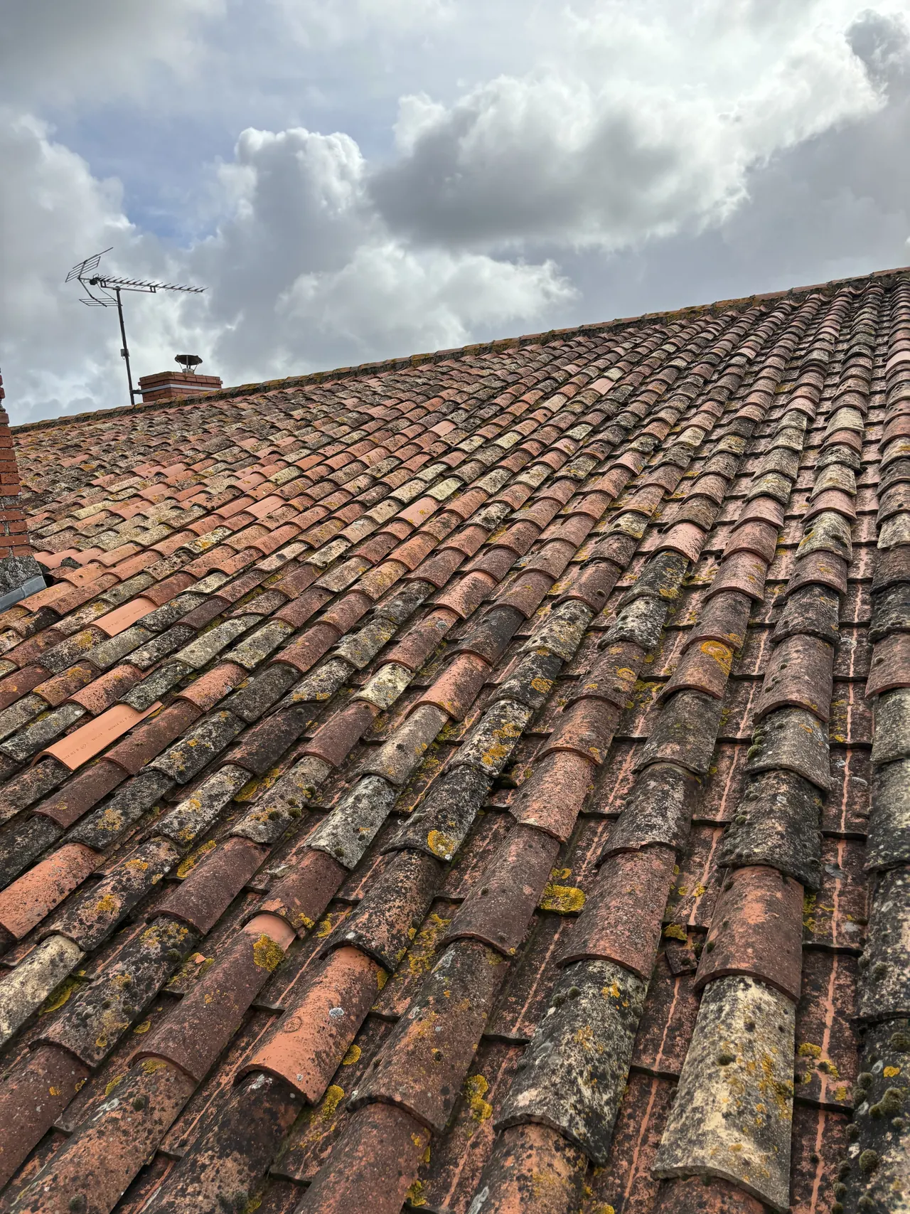 Détail de toiture en tuiles anciennes